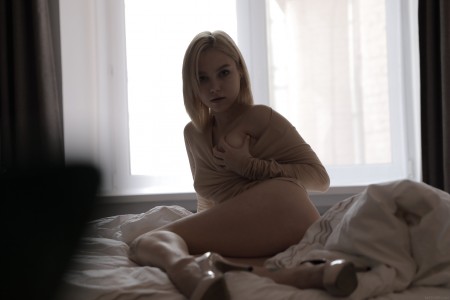 Соблазнительное шелковистое фото в спальне