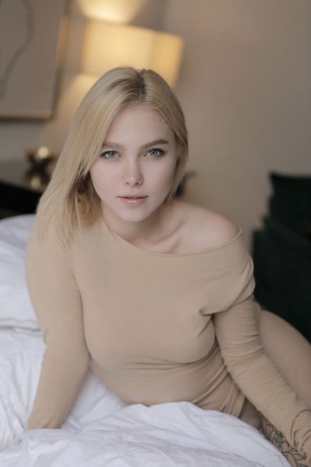 Соблазнительное шелковистое фото в спальне