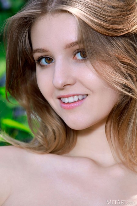 Летняя элегантность: счастливая модель в природе