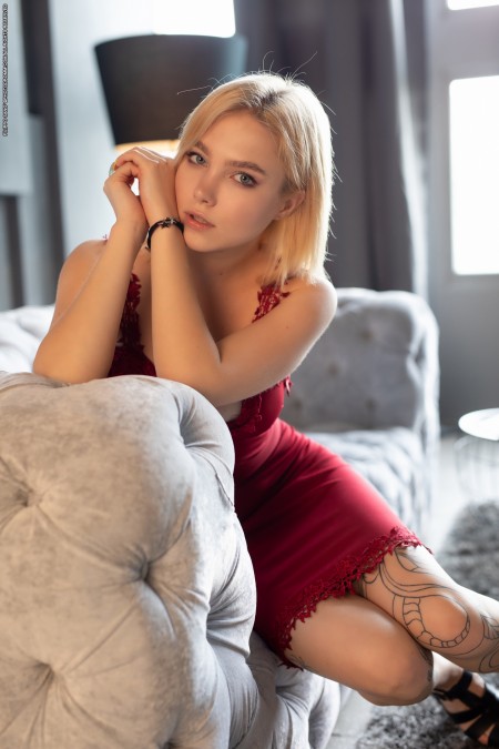 Скарлет Хансен: Чувственное фотосет в домашнем интерьере