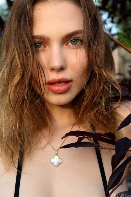 Летняя эротическая фотосессия с Скарлет Хансен