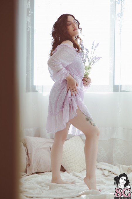 Веселая смайлик Дали Анка на домашней съемке