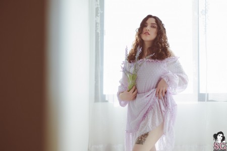 Веселая смайлик Дали Анка на домашней съемке