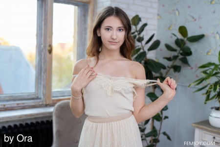 Игриво улыбающаяся Дипика на столе