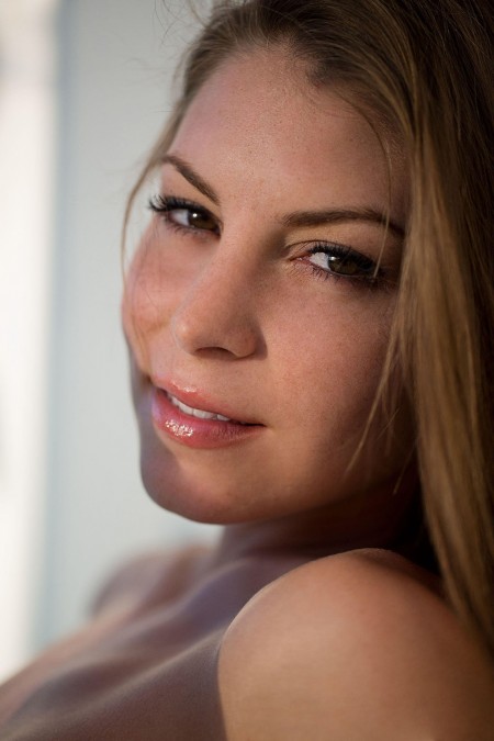 Летняя сенсуальность: Эротическая фотосессия с Amber Sym