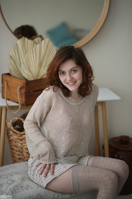 Веселая Сьюзи улыбается в домашней комнате