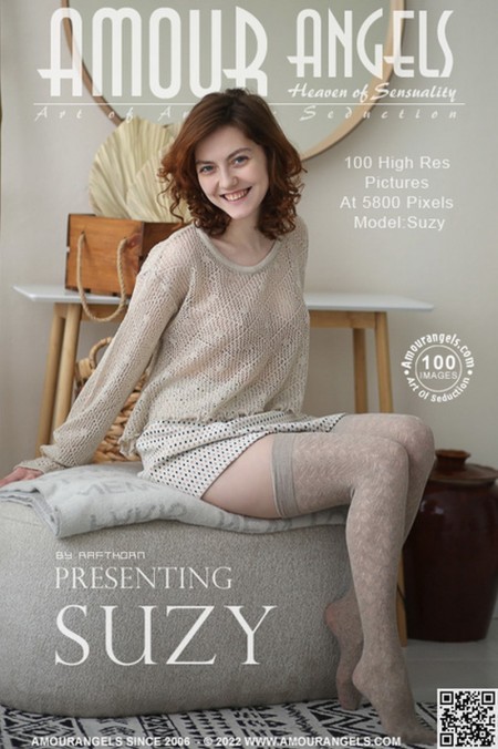 Веселая Сьюзи улыбается в домашней комнате