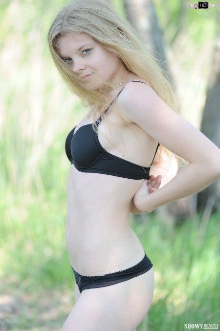 Счастливая девушка в летнем лесу