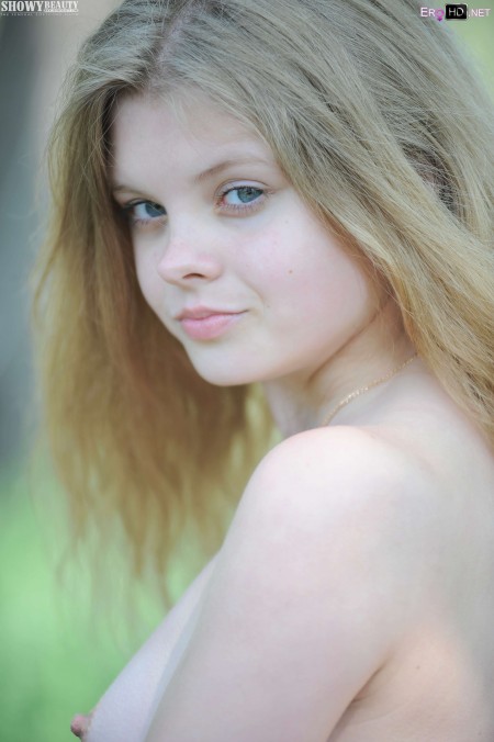 Счастливая девушка в летнем лесу