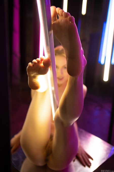 Чувственная блондинка в ночном клубе