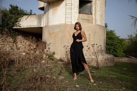 Летняя элегантность: голая модель на природе