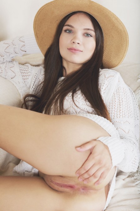 Релаксация и элегантность: Адриана Фон на диване