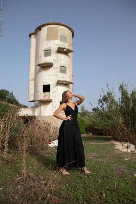 Летняя элегантность гламурной модели на природе