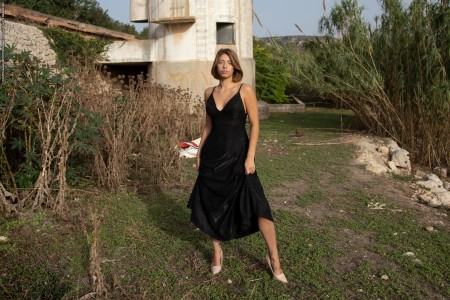 Летняя элегантность гламурной модели на природе