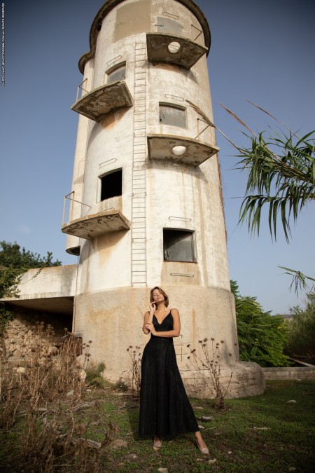 Летняя элегантность гламурной модели на природе