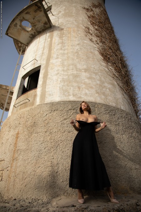 Летняя элегантность гламурной модели на природе