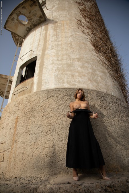 Летняя элегантность гламурной модели на природе