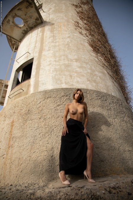 Летняя элегантность гламурной модели на природе