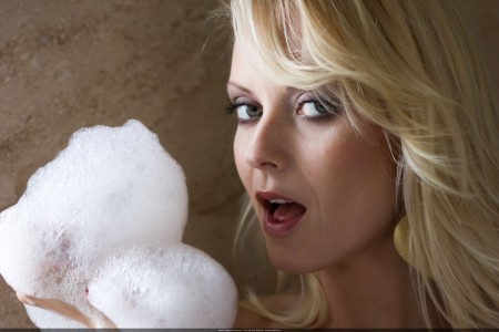 Яна Кова: чувственная блондинка в нижнем белье