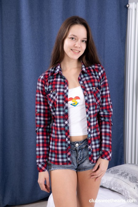 Улыбающаяся девушка Ника в студийной фотосессии