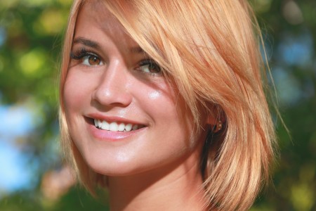 Летняя фотосессия с улыбающейся блондинкой