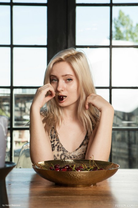 Талия Р - Счастливое фото на столе