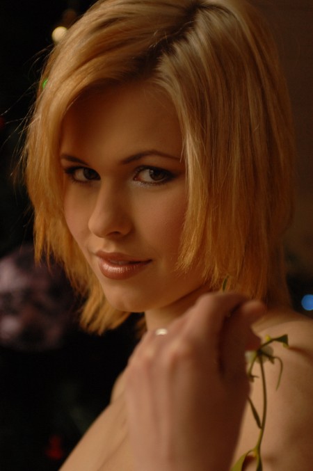 Зимняя элегантность: фэшн-модель в белье