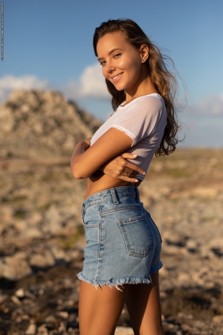 Счастливый закат с раздетой моделью