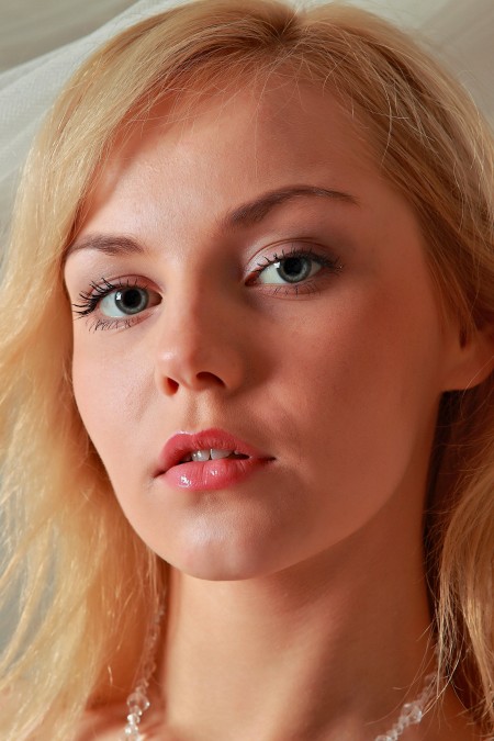 Сексуальная блондинка в комфортабельной спальне