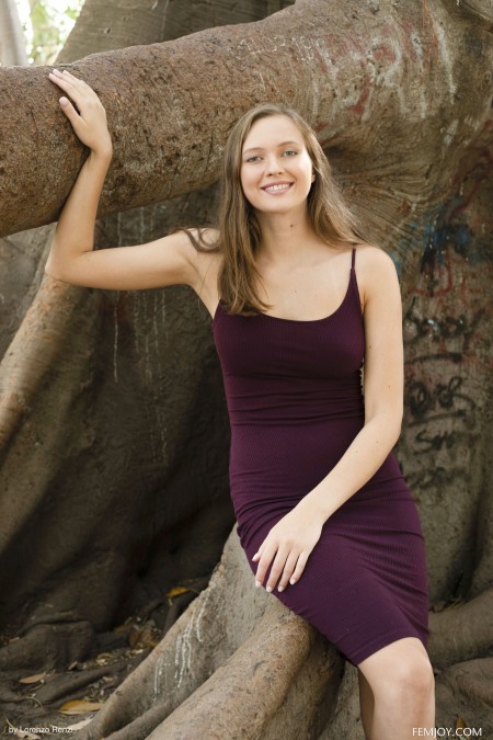 Стэйси Круз в летнем лесу