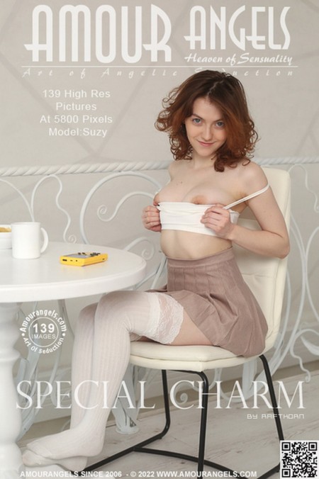 Веселая и расслабленная Сьюзи на столе