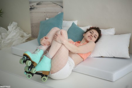 Веселая и игривая Сьюзи А в фотосете