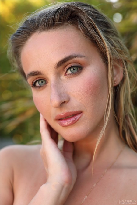 Летний эротический фотосет у бассейна