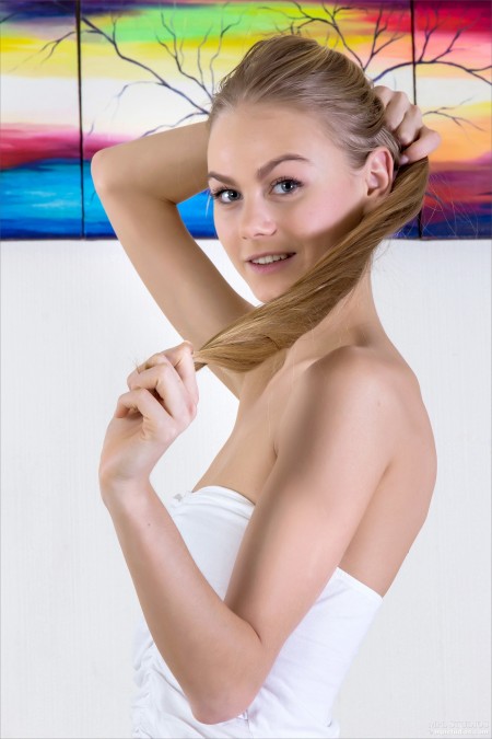 Волнующая блондинка в эротической фотосессии