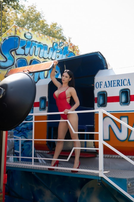 Летняя чувственность: Меган А в эротической фотосессии