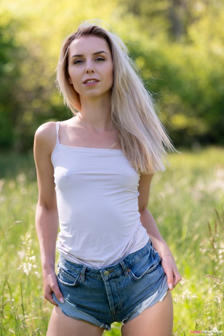 Летний эротический фотосет на природе
