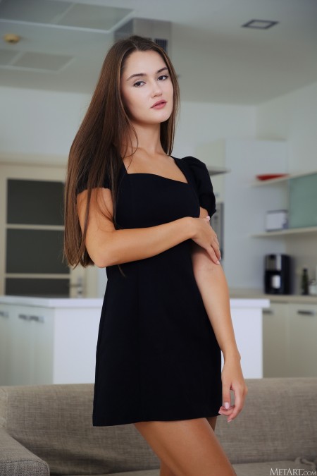 Элегантная бизнес-леди на диване