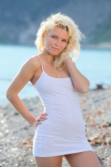 Летнее наслаждение: счастливая блондинка в природе