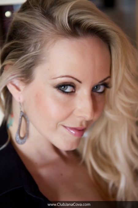 Яна Кова: Блондинка в красивом белье