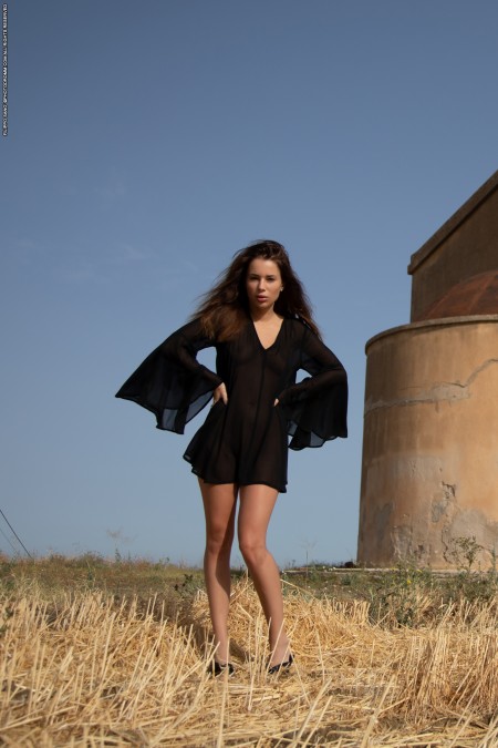 Летняя элегантность: девушка в природе