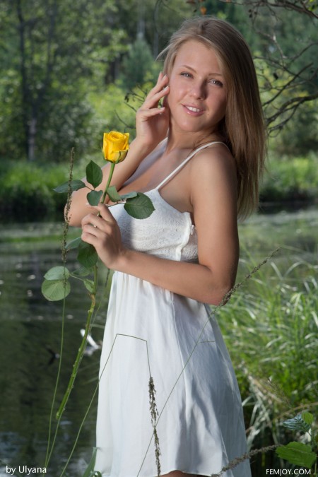 Летняя смелая красотка в природе