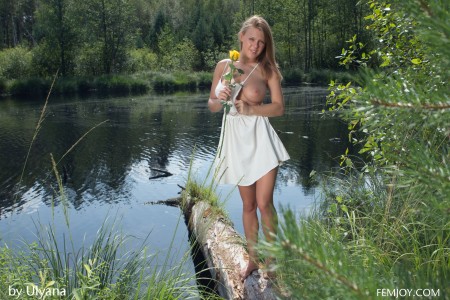 Летняя смелая красотка в природе