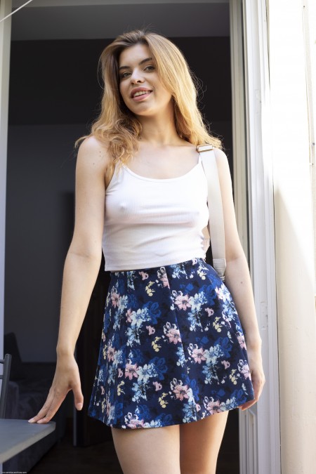 Модель в элегантном эротическом фешн