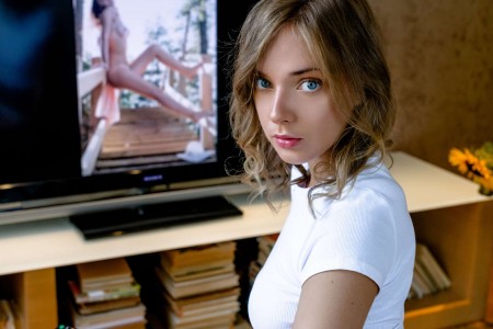 Молодая модель Oxana Chic позирует