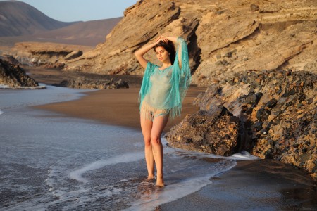 Раздетая красавица Foxy Alissa в природе