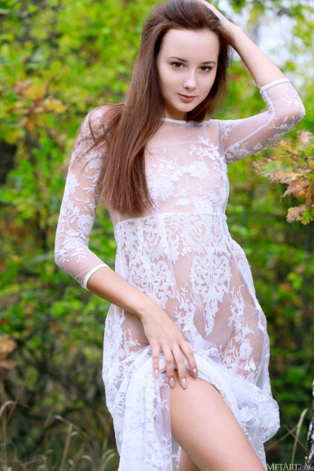 Изысканная невеста позирует в природе