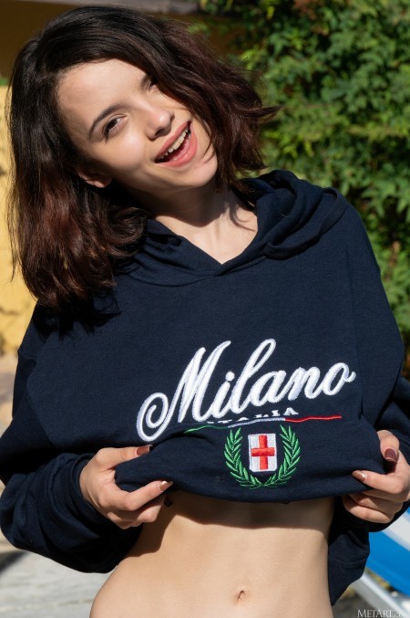 Эротическая фотосессия Petite A на природе