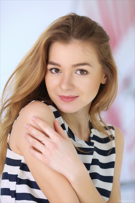 Летняя чувственность: счастливая блондинка в фотосессии