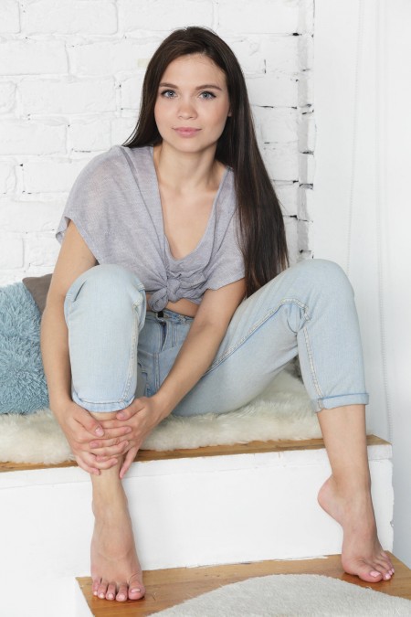 Веселая Адриана: чувственная фэшн-модель дома