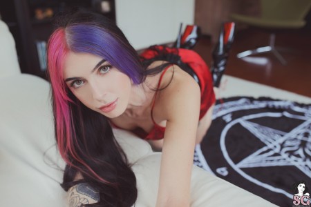 Обворожительная Baby Ghoul: домашняя эротика